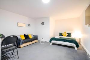 Modern Derby Studio - Sleeps 4, Close to Amenities & Parking