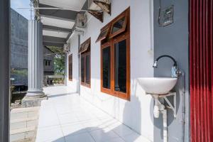 RedDoorz near Universitas Merdeka Malang 2