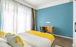 Nivla Executive 1 BR haven with gym, heated pool, restaurant and Balcony at yaya center