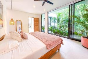 Tropical Chic Villa w Rooftop & Pool in Seminyak