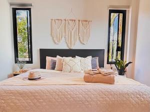 Bright Tropical Villa near Cafes & BeachesKing Beds