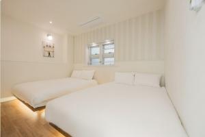 stay peaches Gyeongju l 10 people l 3 minutes to Wangnyeong l 5 minutes to Hwangnidan-gil l 5 beds l 30 pyeong private house l 스테이피치스 경주