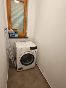 Velvet Attic Elegance - Luxe 3BR Nagykőrös Center