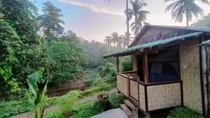Tonys country glamping chalet with private bathroom