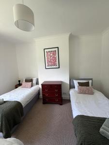 Bright 3 bedroom apartment with parking in Shawlands