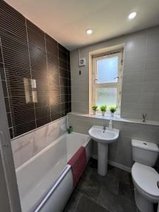 Bright 3 bedroom apartment with parking in Shawlands