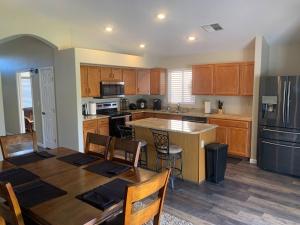 Private Oasis: Pool, Hot Tub & Golf Course Views!