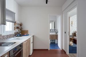 Cozy Apartment steps away from Acropolis and the Metro Station by Lumen Living