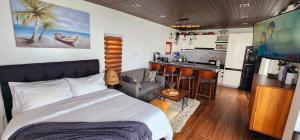 Barneys Pointe Beach House, Batangas City