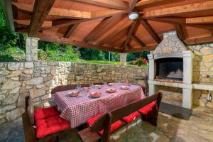 Villa Ester - Private Pool Escape for 8 - Happy Rentals