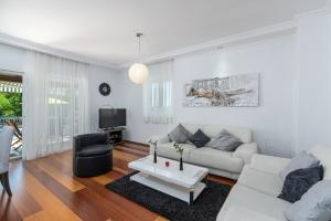 Villa Ester - Private Pool Escape for 8 - Happy Rentals