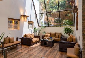 Glass River Retreat by Alaya Stays 4-BHK Riverside Getaway with Private Pool, Lakeside Sit-Out & Lounge Area Near Aluva Railway & Metro Station
