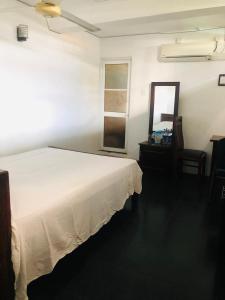 Sunshine Hotel
