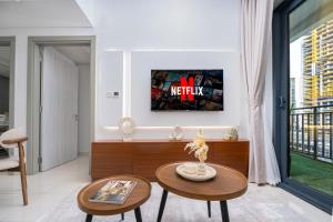 Chic 1BR Apartment in Zada Tower Canal View