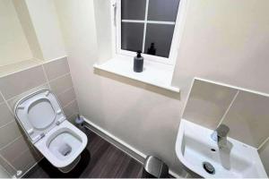 3 Bedroom House Sleeps 7 - Pets Ok - Free Parking