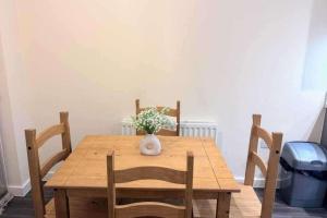3 Bedroom House Sleeps 7 - Pets Ok - Free Parking