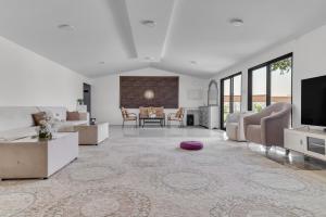 Farm Near RAK Airport 2 Heated Pools BBQ 4BR 10 extra mattress