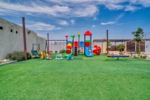 Farm Near RAK Airport 2 Heated Pools BBQ 4BR 10 extra mattress