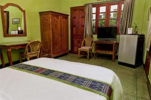 LANIS HOUSE by the pond