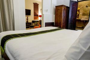 LANIS HOUSE by the pond