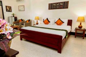 LANIS HOUSE by the pond