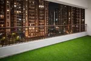 Stylish 2BHK Suite in Noida Near Galaxy Blue Sapphire By GoldenKeyStay