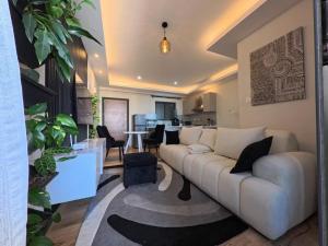 Modern Luxury 1BR Pool, Gym and City Views