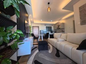 Modern Luxury 1BR Pool, Gym and City Views