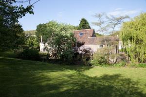 Charming 200 yr old Mill House right on the water