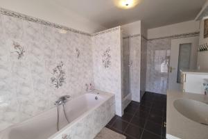 90m apartment with balcony and parking