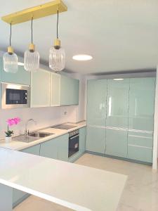Beautiful Beachfront 2 BR Apt I Parking I 30 m to Beach I Swimming Pool I Walk to Duquesa I Close to Golf, I Fast Wifi