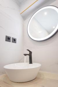 Domus 17 II Stylish Retreat Near City & Beach