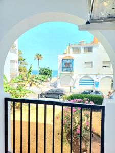 Beautiful Beachfront 2 BR Apt I Parking I 30 m to Beach I Swimming Pool I Walk to Duquesa I Close to Golf, I Fast Wifi