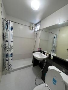 Modern Homely Two Bed Two Bath Condo Perfect View, Pool, & Gym