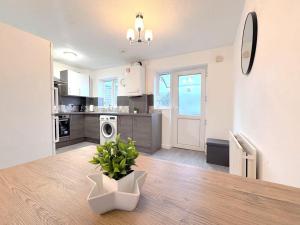 2BDR House 4 Beds & Sofa with 3 TVs Netflix PS4 Free Parking Near MCR AO Arena