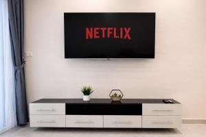 Spacious City Apartment near New Marina- 3 min walk to beach