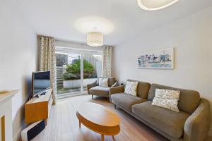 Luxury 3-Bed house, Beach 300m, Sleeps 6, Parking