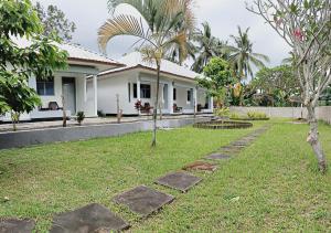 Indah Lodge Cottages & Restaurant