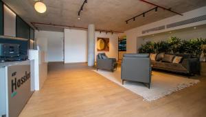 Contemporary Gem 1BR Pool & BBQ 105