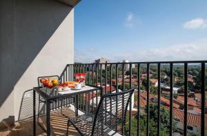 Luxury Retreat Modern 1BR Pool and Gym 704