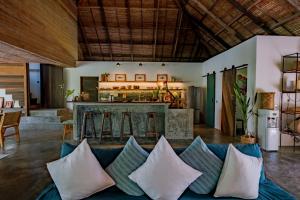 Big Rock Villa - Beachfront villa with pool & direct surf access