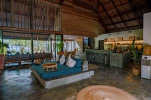 Big Rock Villa - Beachfront villa with pool & direct surf access