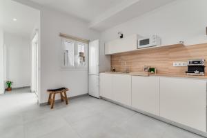 Home2Book Bright Retreat with Patio & Roof Access