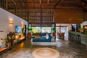 Big Rock Villa - Beachfront villa with pool & direct surf access
