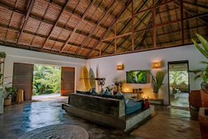 Big Rock Villa - Beachfront villa with pool & direct surf access