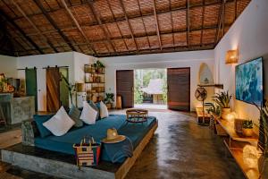 Big Rock Villa - Beachfront villa with pool & direct surf access