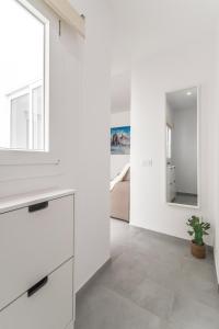 Home2Book Bright Retreat with Patio & Roof Access