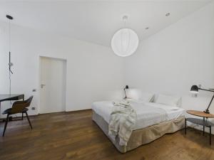 2BR Old Town Apartment near St Peters Church