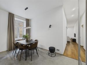 2BR Old Town Apartment near St Peters Church