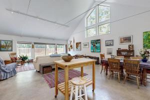 Secluded 2 BR Cottage w Private WD, WiFi & Patio